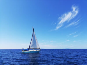 Segelboot auf dem Meer